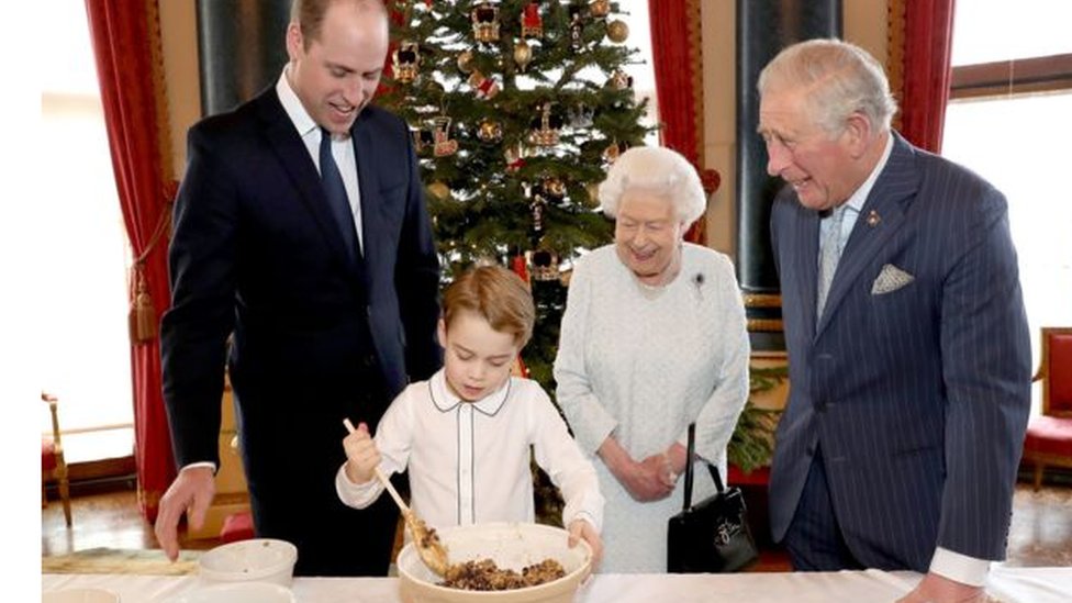 الملكة والأمراء الثلاثة يصنعون حلوى الميلاد