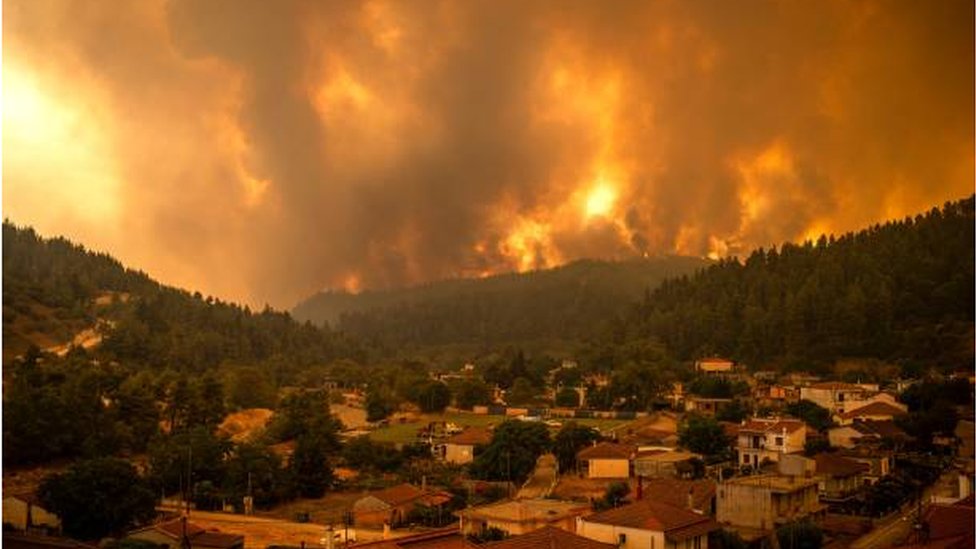 الحرائق المشتعلة في جزيرة إيفيا تقترب من قرية غويفي.