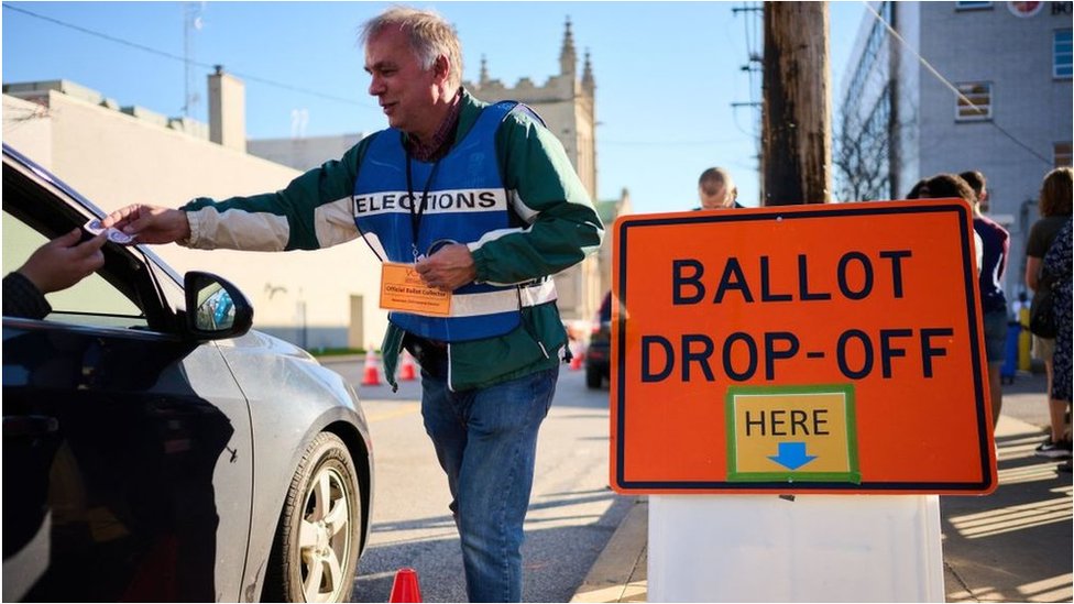 Un sujeto votando desde su auto en Ohio.