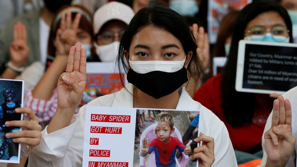 Komunitas Myanmar di Thailand protes di Bangkok pada Minggu (28/02)