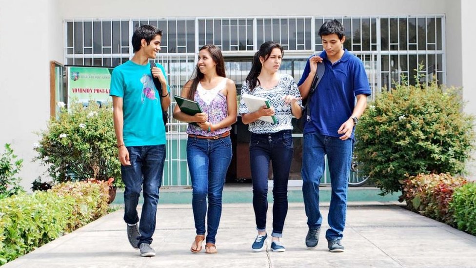Universitarios peruanos