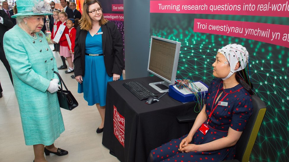 Королева видит сканирование мозговой активности, продемонстрированное доктором Грейс Ся