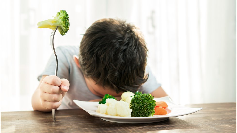 طفل مستاء من تناول الخضروات