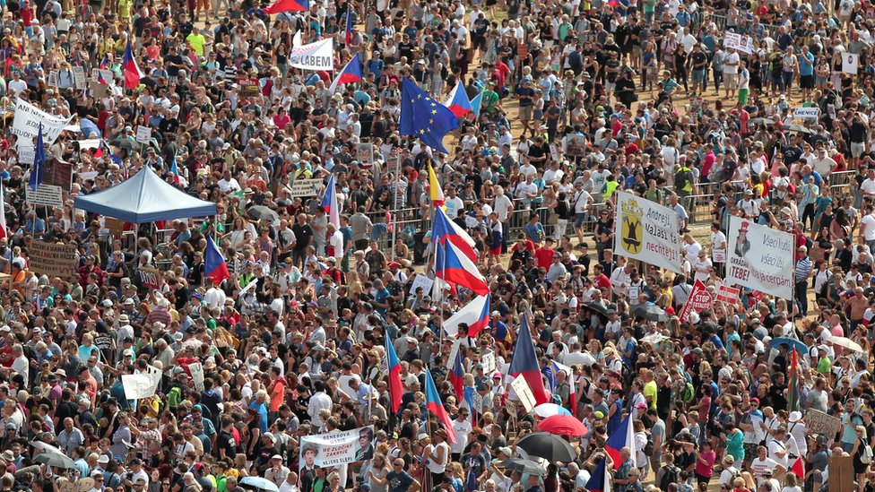 Протест толпы на улицах Праги