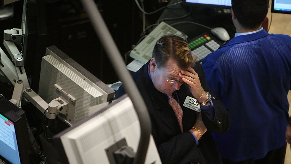 Un corredor de bolsa en Wall Street preocupado por el estado financiero en 2008