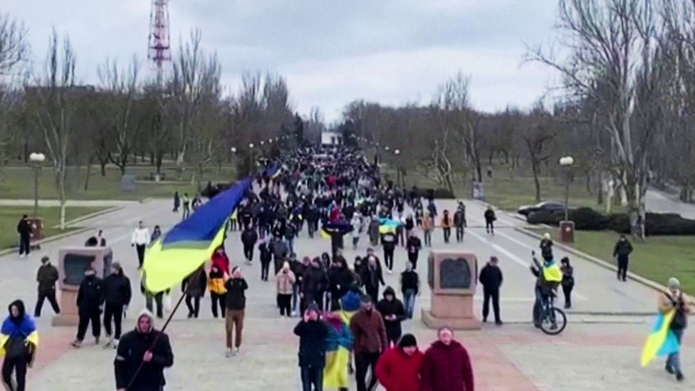 Civilians flying Ukrainian flags in the city of Kherson