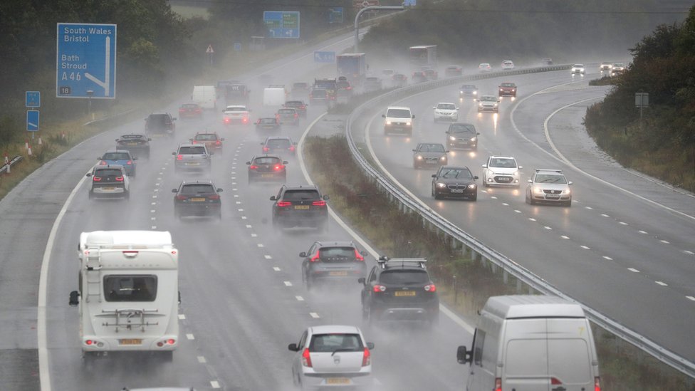 Автомобили едут по автомагистрали M4 недалеко от перекрестка 18, когда сильный дождь обрушился на Великобританию