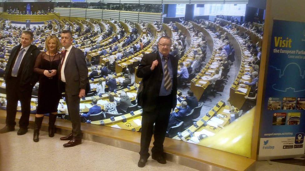 Джон Боланд в Европейском парламенте с некоторыми политиками, организовавшими визит