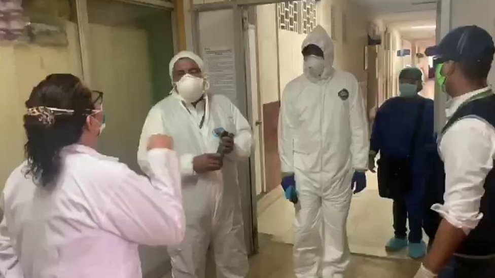 Captura del video de Norcka Trujillo reclamándole al personal del Gobierno Regional de Loreto y del Ministerio de Salud de Perú.