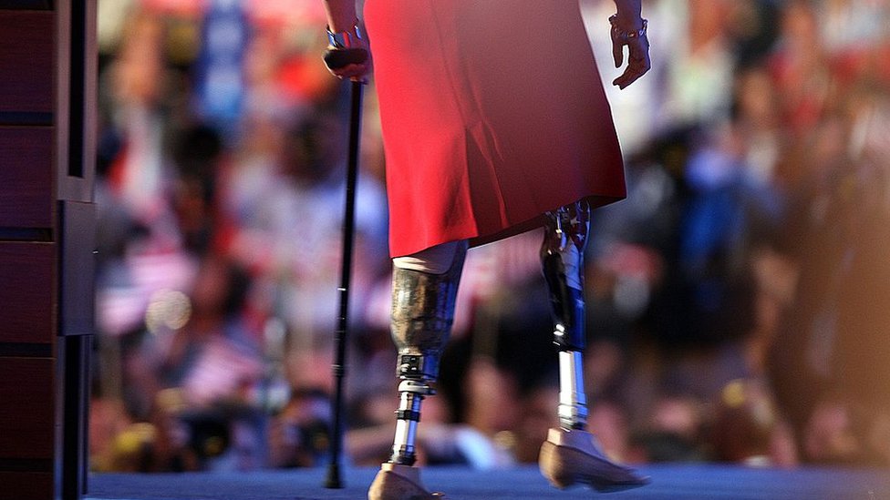 Тэмми Дакворт уходит со сцены после выступления в августе 2008 года на съезде Демократической партии