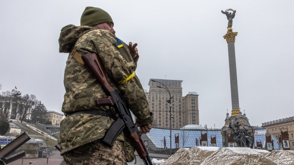 Un militar ucraniano en la Plaza de la Independencia en Kiev.