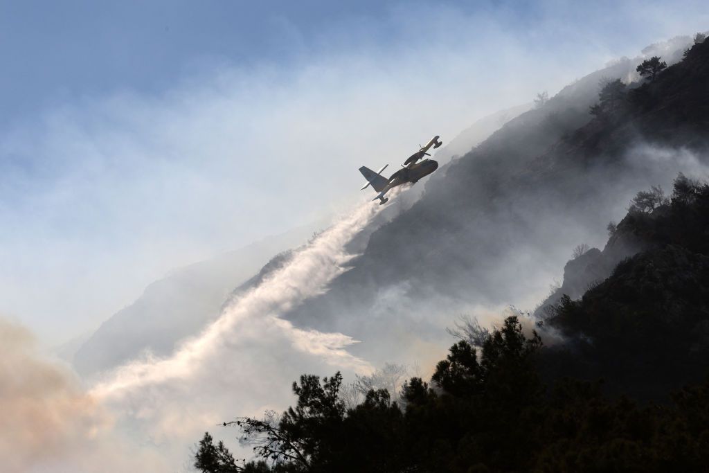 Vatrogasni avion iznad šumskog požara u Turskoj