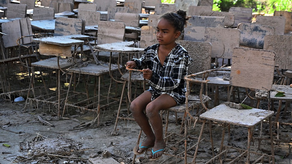 Una niña en lo que quedó de su escuela tras el paso del huracán Eta en 2020.