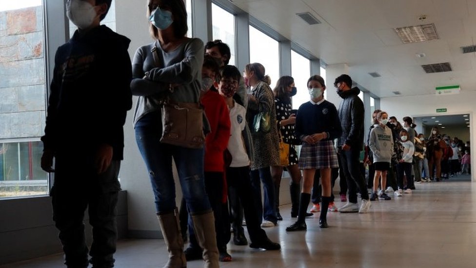 Fila de crianças aguardando vacinação na Espanha