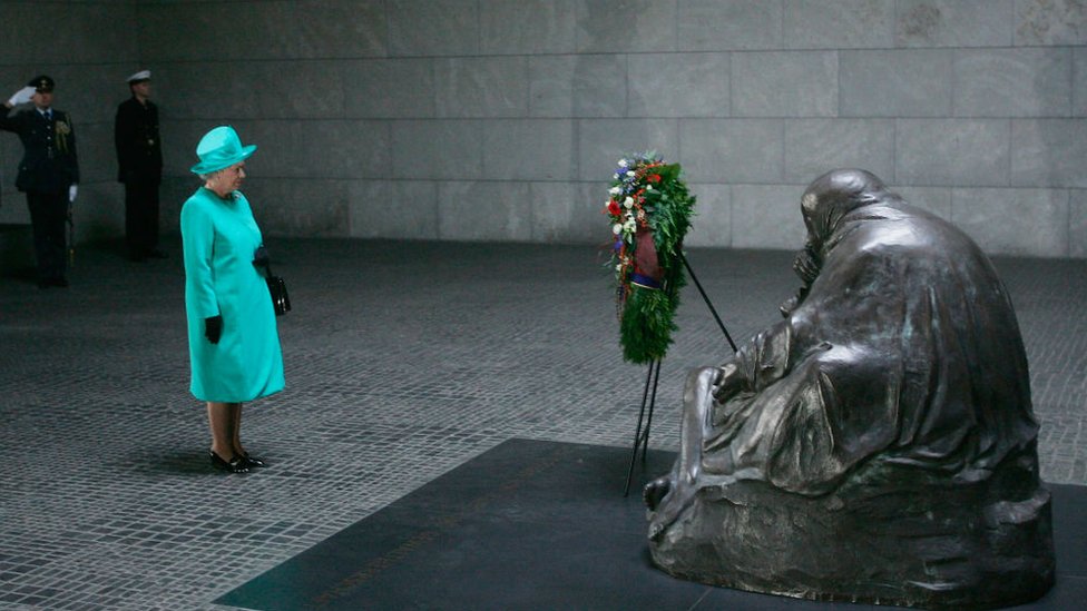 Королева Елизавета II возлагает венок к немецкому военному мемориалу 2004 г.