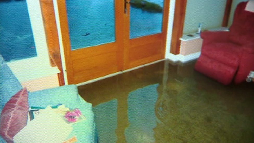 Дом, затопленный после прорыва водопровода в Ноттингемшире