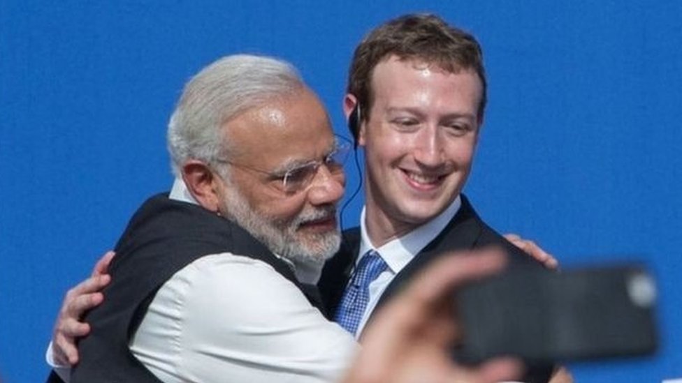 Моди обнимает Марка Цукерберга