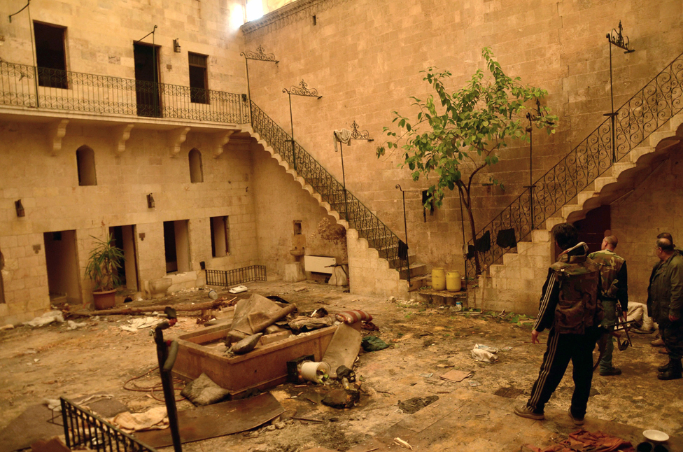 El patio de una casa típica en Judaydah, durante la guerra en 2013. Una casa en Judaydah durante la guerra en 2013.