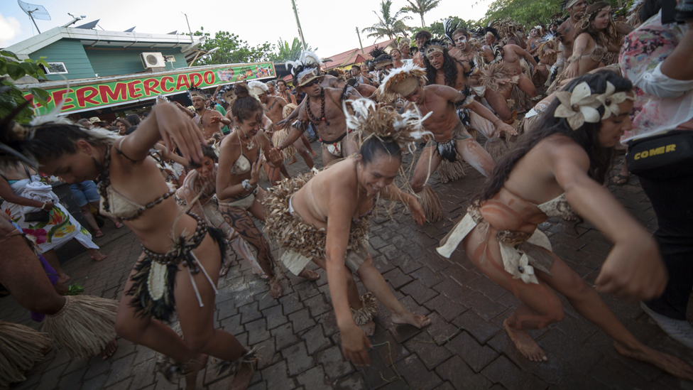 Tapati Rapa Nui es un festival que se realiza cada año en el cual los locales recrean el baile de sus ancestros. Festival en Isla de Pascua