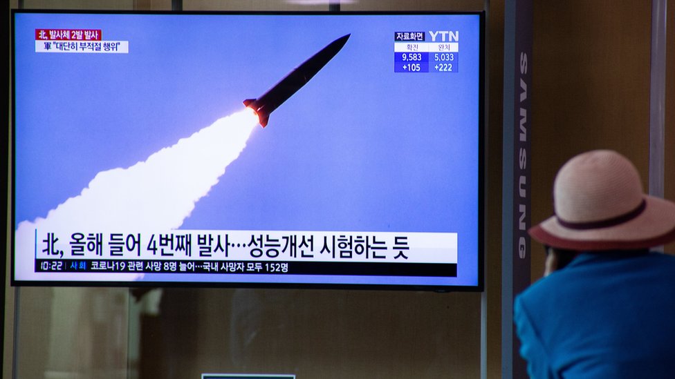 Un hombre en Seúl, Corea del Sur, viendo un reporte de televisión sobre el lanzamiento de un misil norcoreano.