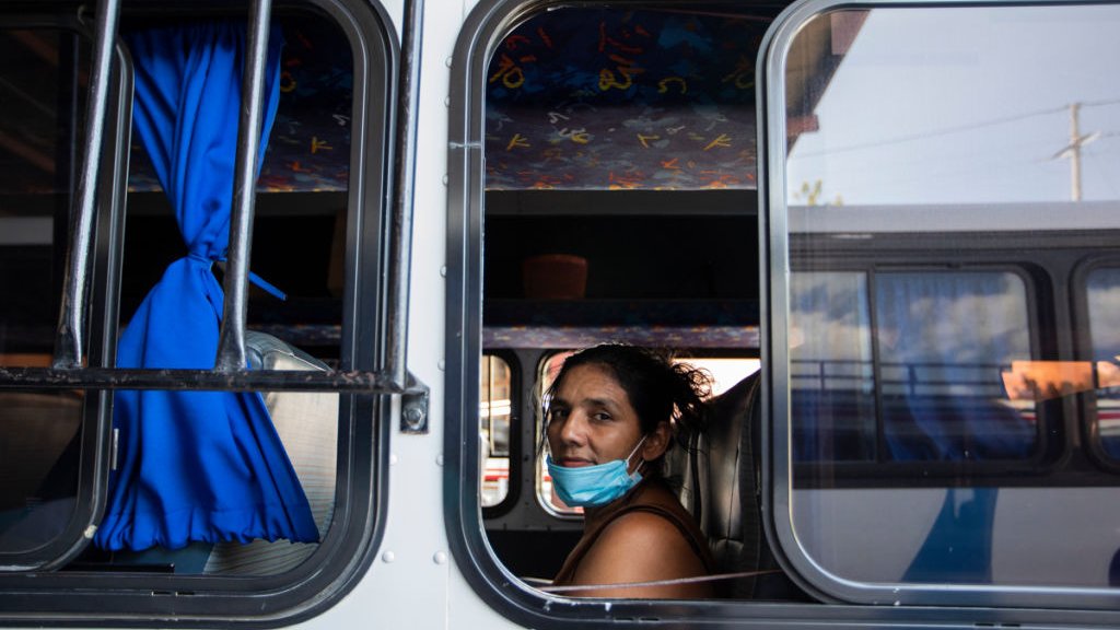 Mujer en un autobús en Managua el 24 de marzo de 2020.