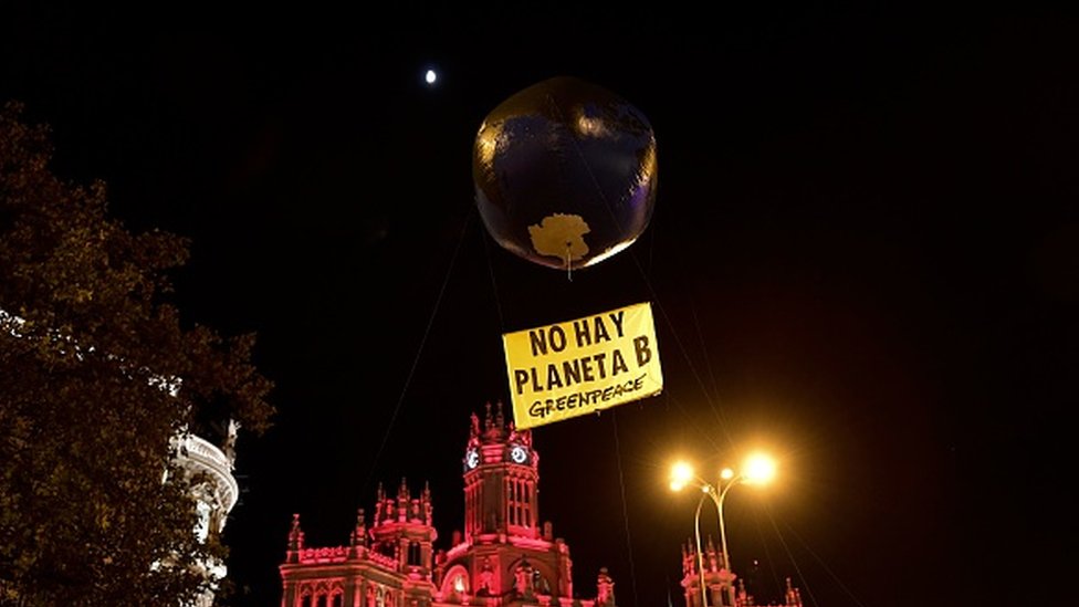 Воздушный шар в форме Земли изображен с надписью «Планеты B не существует»