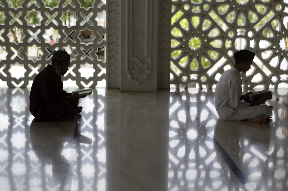 صبيان يجلسان لقراءة القرآن في مسجد في باندا أتشيه في إندونيسيا