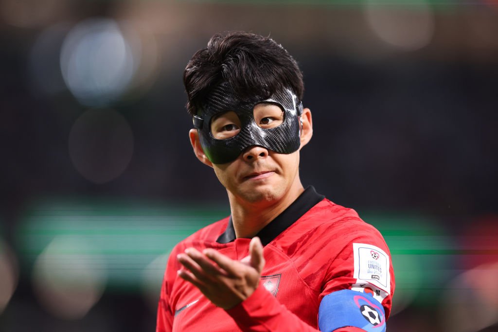 Son Heung-min con una máscara negra que cubre la mitad superior de su rostro.