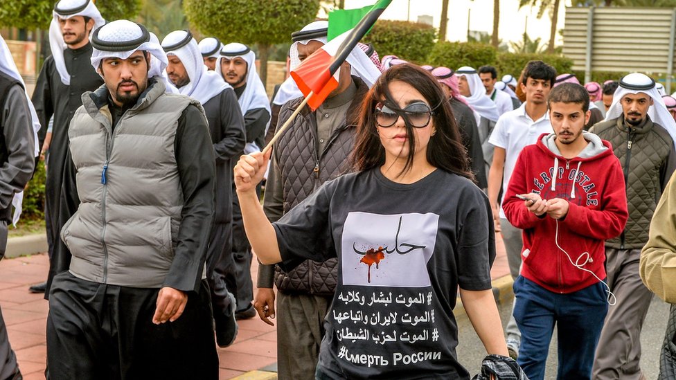 Кувейтский демонстрант в футболке с надписью на арабском языке «Алеппо, смерть России, Ирану, Башару и партии дьявола» во время акции протеста перед посольством России в Кувейте, Кувейт,