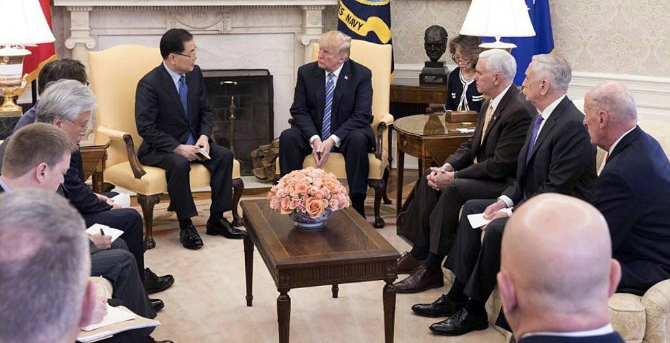 Глава службы безопасности Южной Кореи Чунг Ый Ён знакомит с Дональдом Трампом в Овальном кабинете (9 марта 2018 г.)