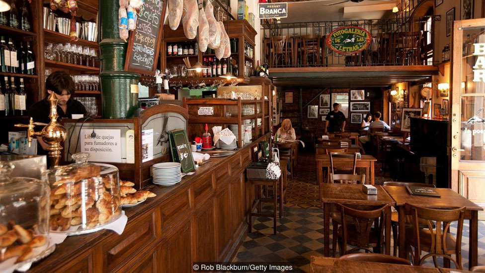 Todos los cafés en Argentina ofrecen "facturas" pero pocos locales conocen el origen de sus curiosos nombres. Café en Buenos Aires