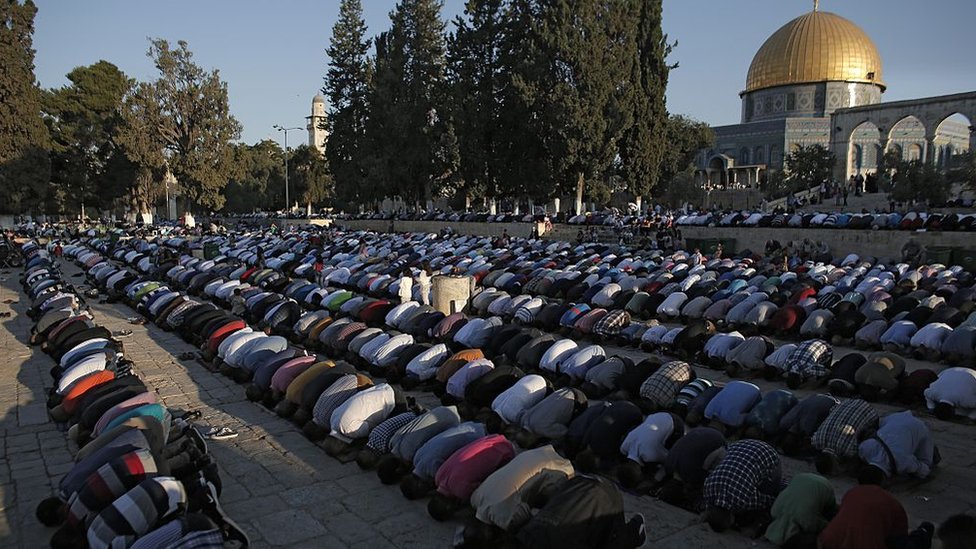 Palestinos musulmanes rezan frente a la mezquita de Al Aqsa en la ciudad vieja de Jerusalén, el tercer sitio más sagrado del islam. Palestinos musulmanes rezan frente a la mezquita de Al Aqsa en la ciudad vieja de Jerusalén, el tercer sitio más sagrado del islam.