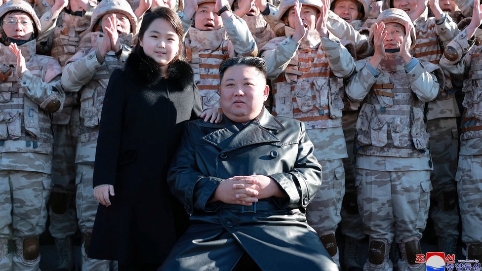حضر الزعيم الكوري الشمالي كيم جونغ أون وابنته جلسة تصوير مع العلماء والمهندسين والمسؤولين العسكريين وغيرهم من المشاركين في تجربة إطلاق صاروخ هواسونغ -17 الباليستي العابر للقارات