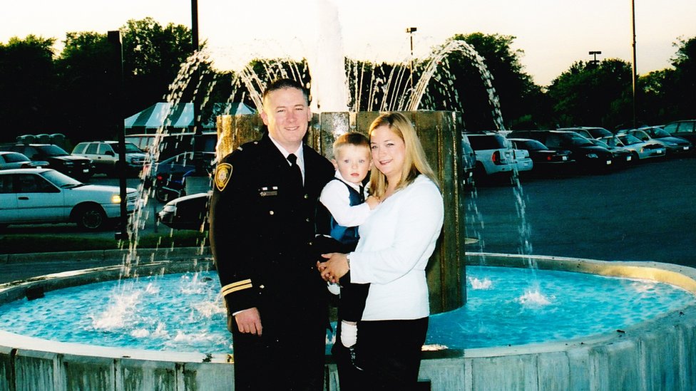Chris Prochut y su esposa y su hijo.