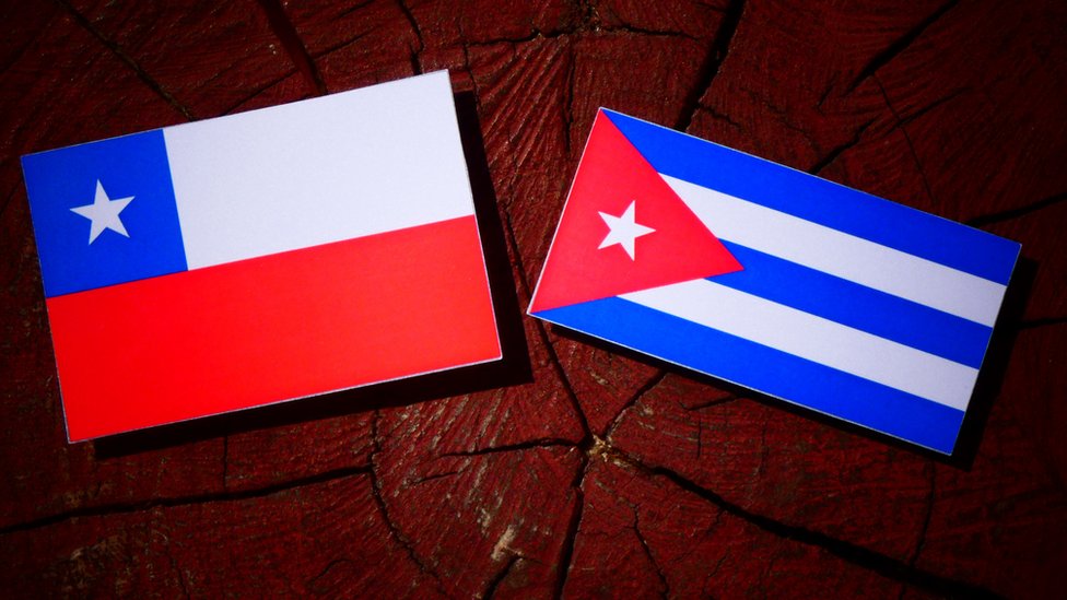 Banderas de Chile y Cuba.