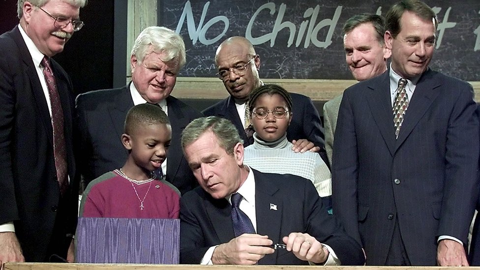 Джон Бонер на подписании "Нет ребенка, оставленного позади"