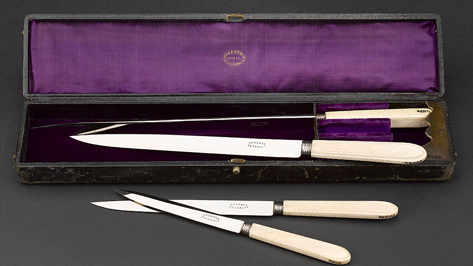 Cuchillos diseñados por Robert Liston (1794-1847) con hoja larga con un borde completamente afilado y se utilizan para varias amputaciones.