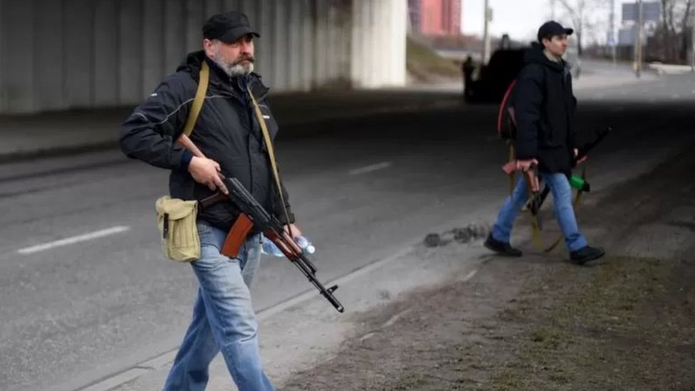 Ucranianos armados em rua do país