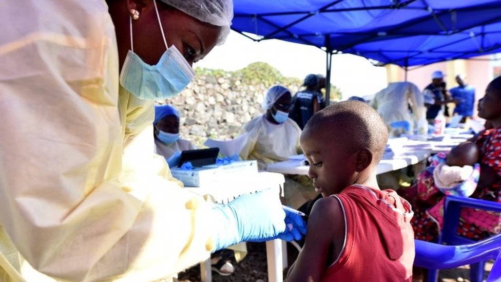 Медицинский работник вводит вакцину против Эболы ребенку в Гоме, Демократическая Республика Конго. Фото: 17 июля 2019 г.
