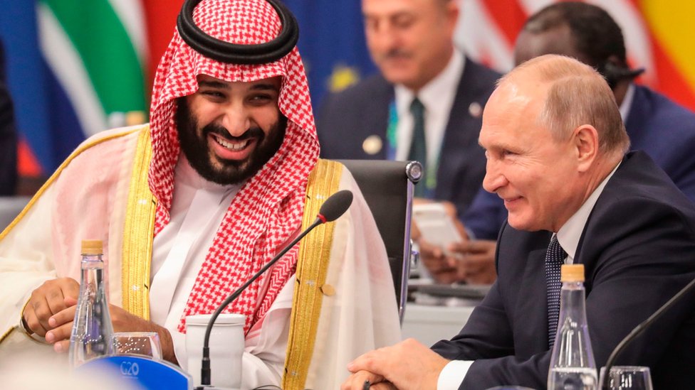 Russia's President Vladimir Putin (R) and Saudi Arabia's Crown Prince Mohammed bin Salman attend the G20 Leaders' Summit in Buenos Aires, on November 30, 2018