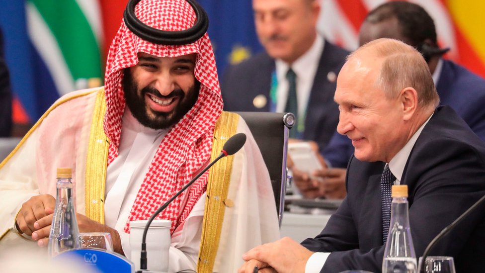 O príncipe herdeiro da Arábia Saudita, Mohammed bin Salman, e o presidente da Rússia, Vladimir Putin, sorriem na Cúpula dos Líderes do G20 em 2018