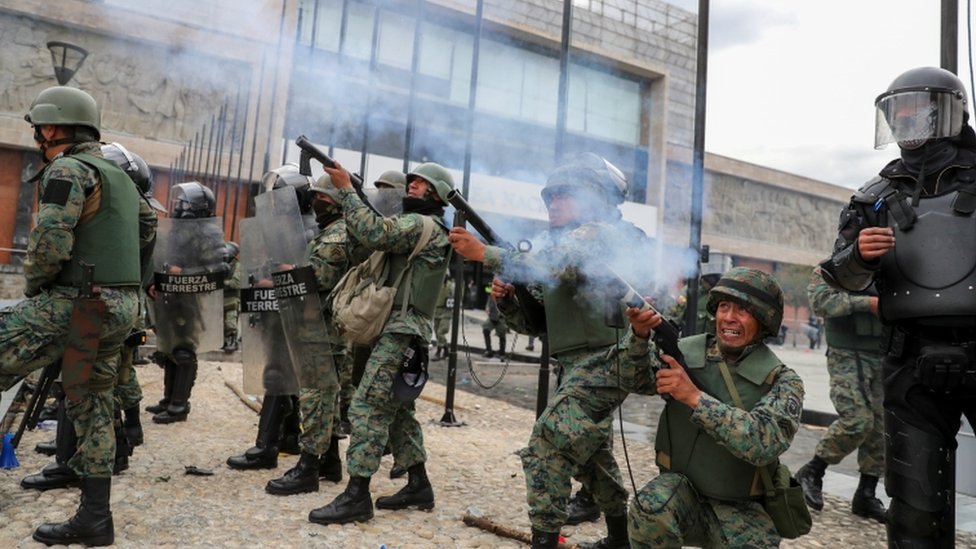 Силы безопасности направляют оружие на вход в здание Национальной ассамблеи в Кито, Эквадор, 8 октября
