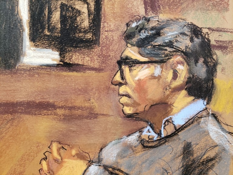 Un dibujo del juicio a Keith Raniere en el tribunal de Brooklyn, Nueva York