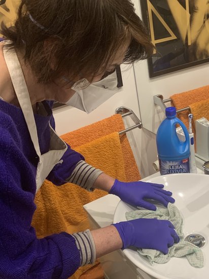 Irene desinfectando el baño.