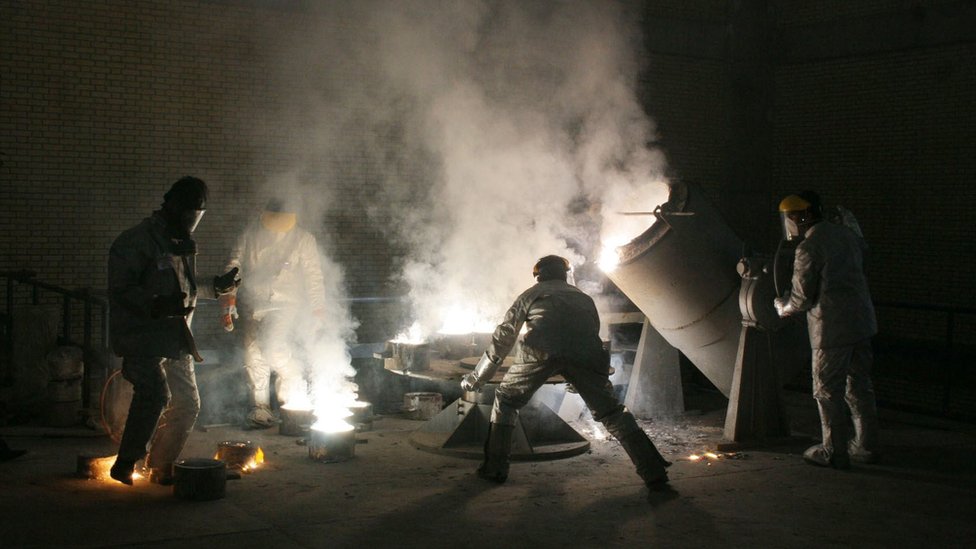 Men work inside a uranium conversion facility outside Isfahan (30 March 2005)