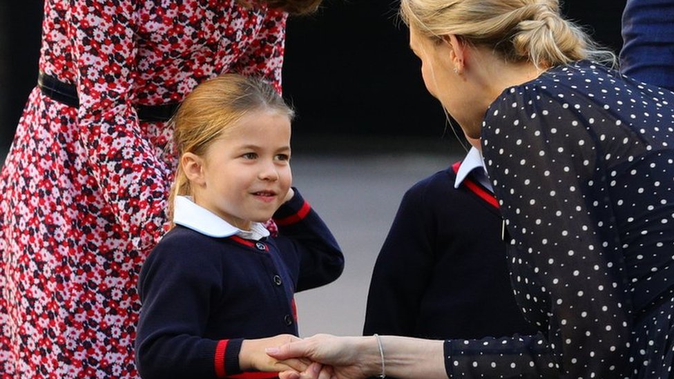 Принцесса Шарлотта пожимает руку руководителю младшей школы