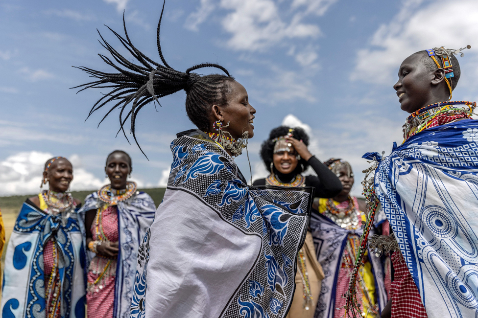 يوم السبت، نساء يغنين الأغاني التقليدية لقبائل الماساي، خلال احتفال في قرية سيكيناني الكينية