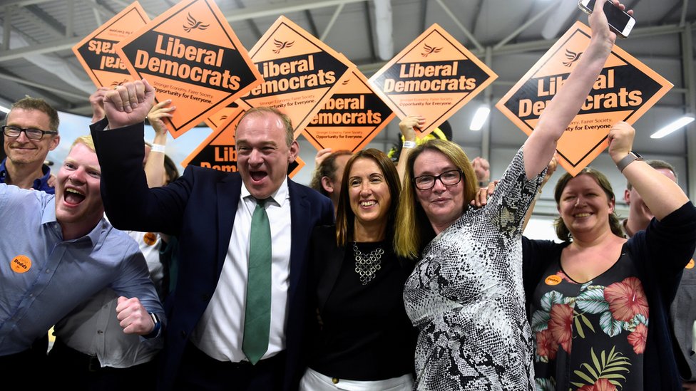 Джейн Доддс (в центре) празднует свою победу на дополнительных выборах вместе с лидером либеральных демократов сэром Эдом Дэйви и Кирсти Уильямс в 2019 году