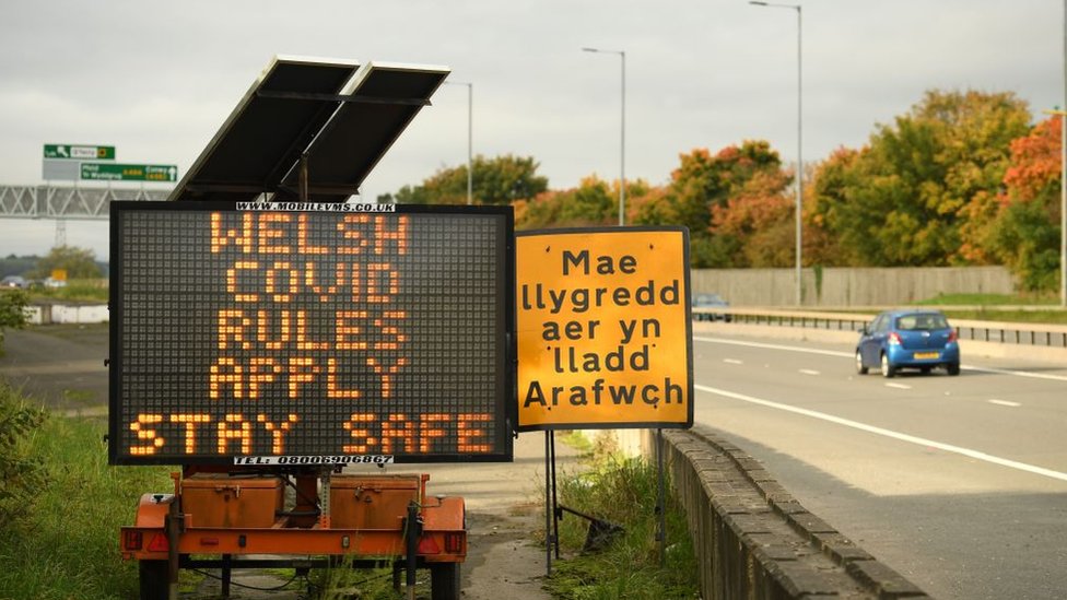Валлийские правила Covid Установите знак возле границы Уэльса и Англии на Дисайде, Флинтшир