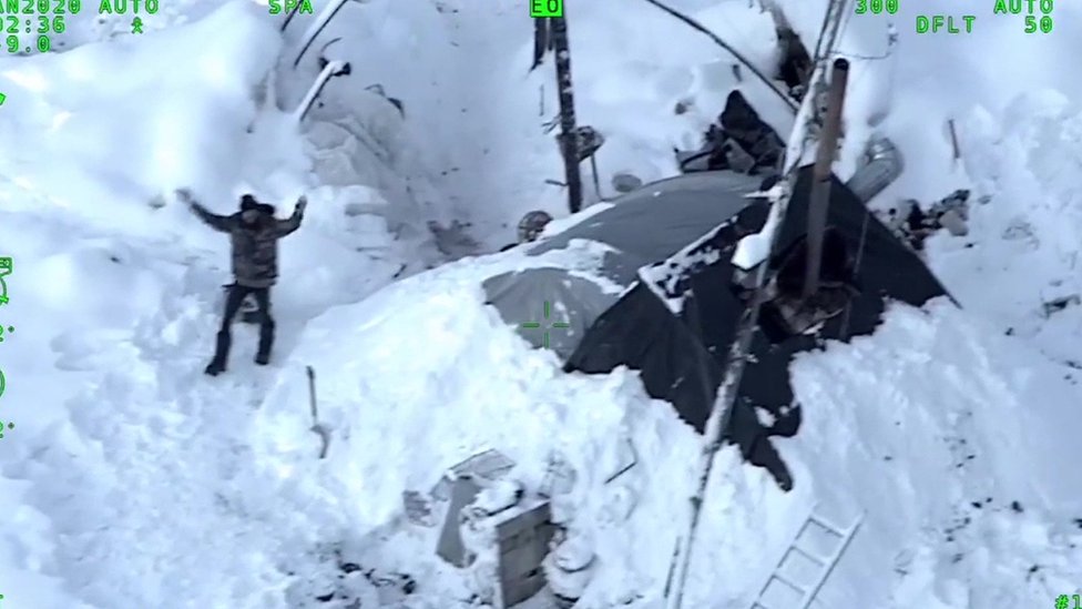 Tyson Steele hace señas a un helicóptero de rescate.